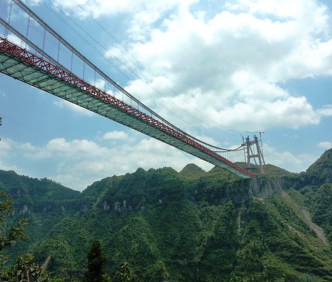 Прозрачный висячий мост в Китае