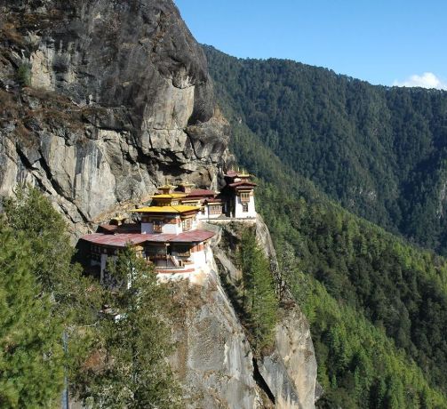 Монастырь 'Гнездо тигра' в скале Паро, Бутан