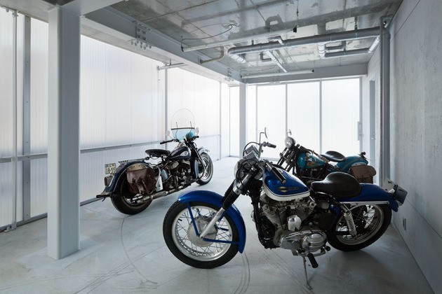 В гараже - мотоциклы